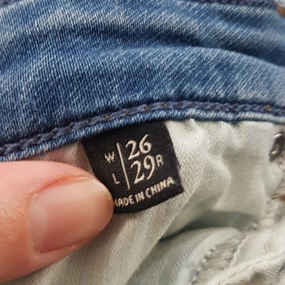 Medium wash skinny jean with no distressing - Picture 4 of 4